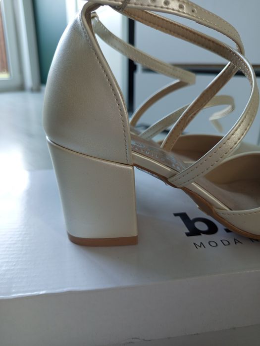 Buty ślubne na słupku