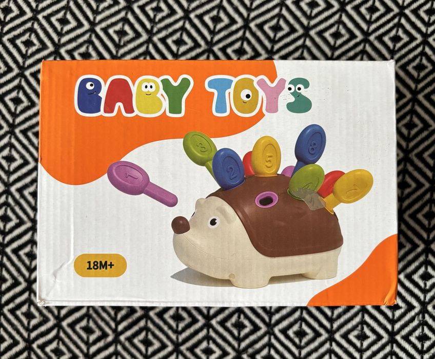 Edukacyjna zabawka sensoryczna w kształcie jeżyka.