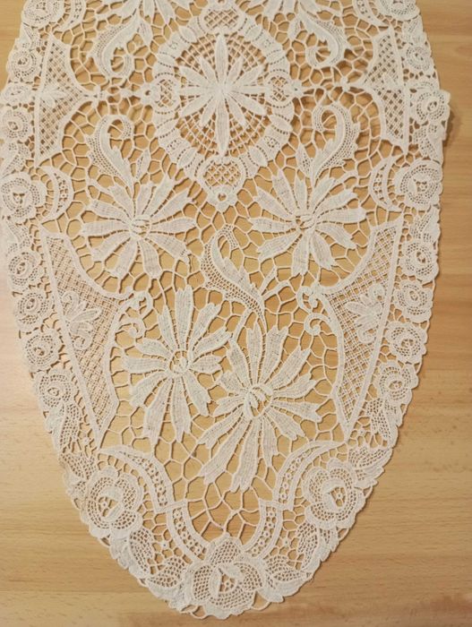 Owalna serwetka w kwiaty 60x27
