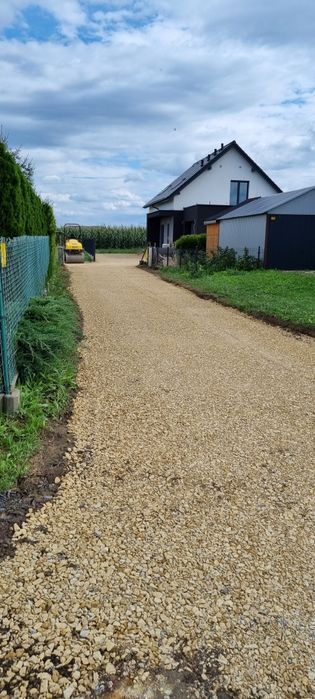Budowa dróg podjazdów parkingów wyburzenia rozbiórki koparka