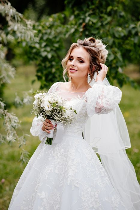 Весільна сукня з довгим рукавом