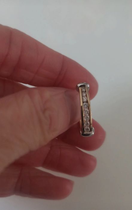 Złoty kolczyk z diamentami 585