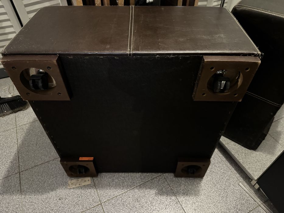 Mesa de centro com rodas em pele natural