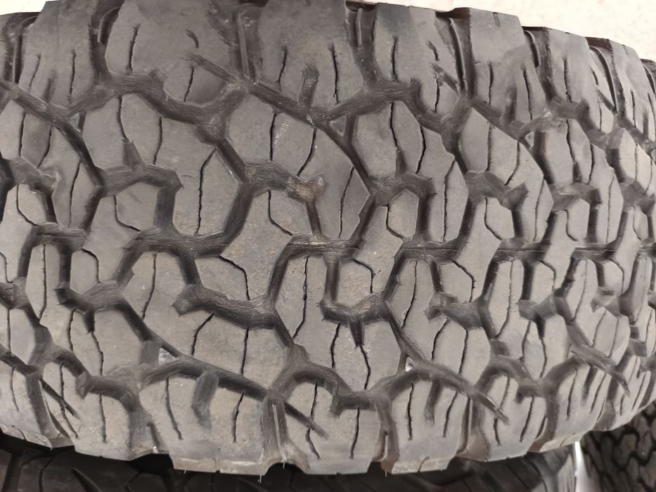 Vendo 4 pneus  BF Goodrich LT 265/70 R 17. 121/118 S