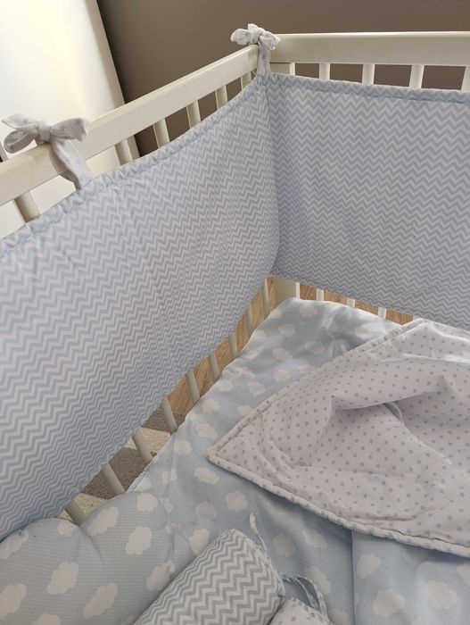Berço com oferta de colchão com forra e conjunto de menino