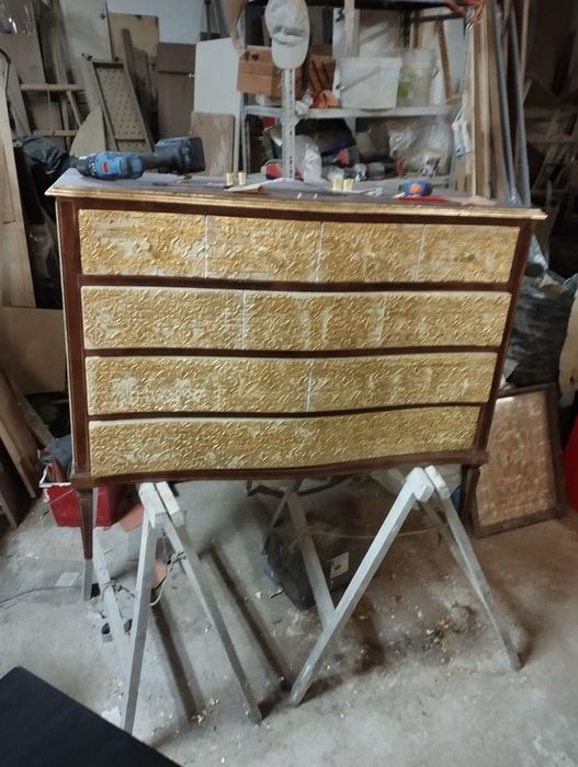 Cómoda decorada a folha de ouro