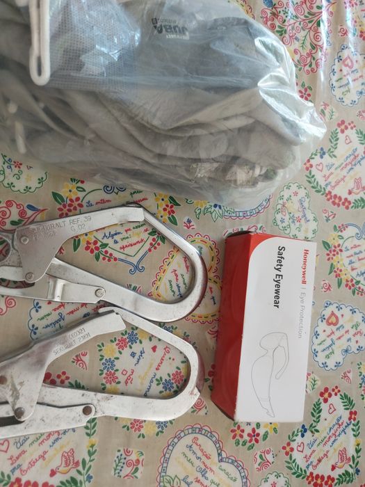 Material de segurança  2 mosquetãos grandes  5 pares de luvas e 1 0cu