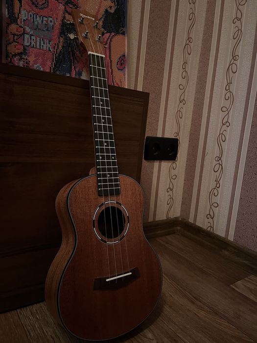 Укулеле тенор Toneberg +комплект