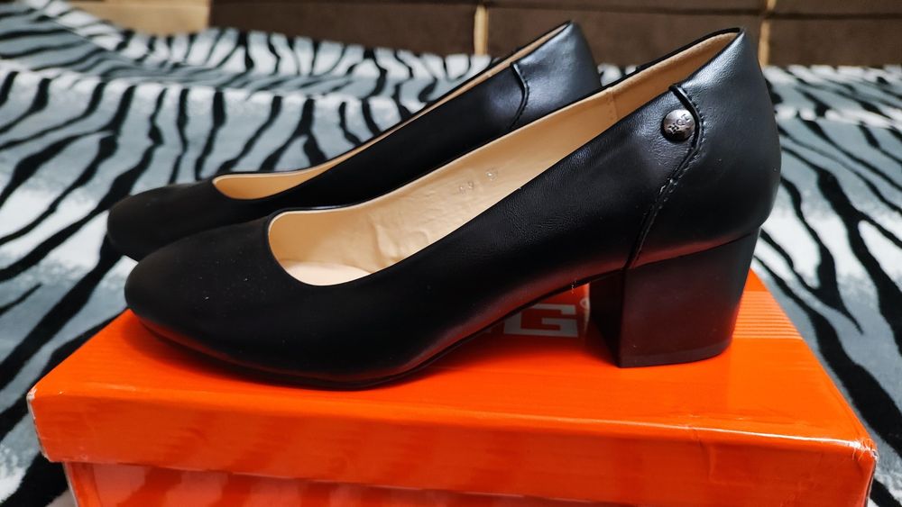 Туфлі 39 розмір  AMG