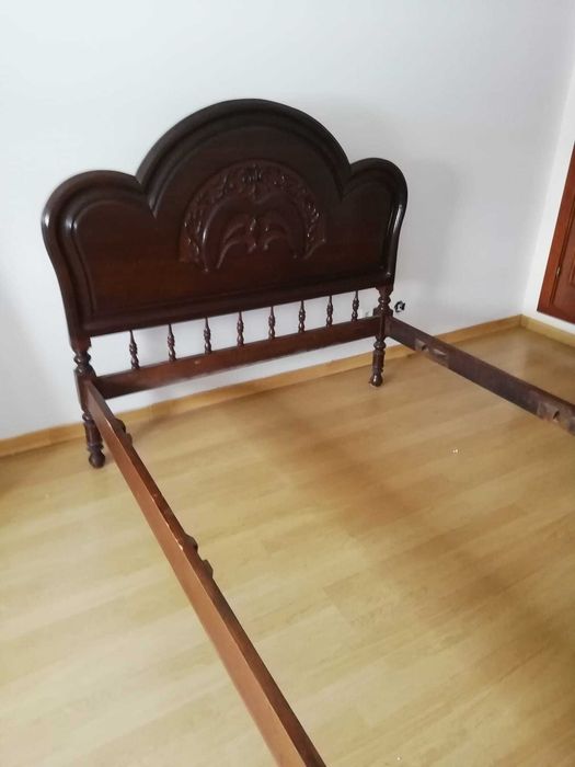 Quarto de casalo com estrado e colchão - Para Desocupar em Bom Estado