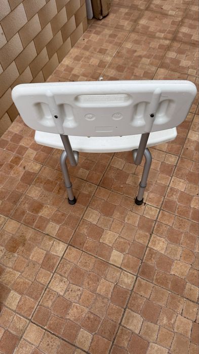 cadeira de banho/duche ortopédica com encosto e apoios em bom estado  altura é ajustável