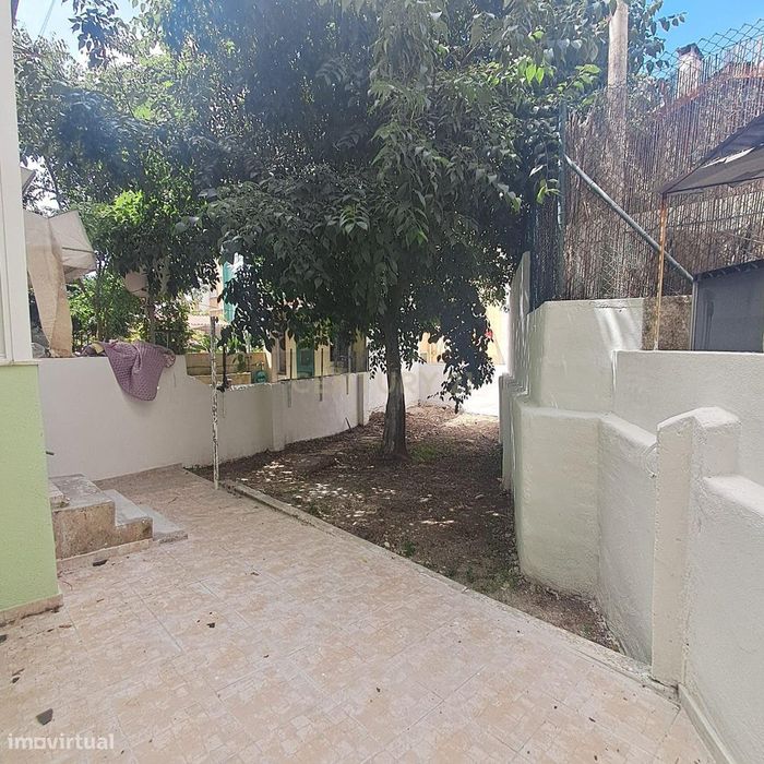 T2 renovado com requinte e logradouro privativo, em ótima zona da Amad