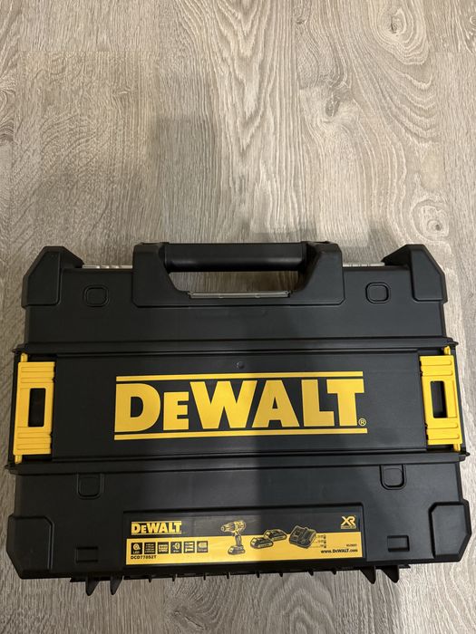 DeWALT XR 18V ударный шуруповёрт/дрель — идеальное состояние