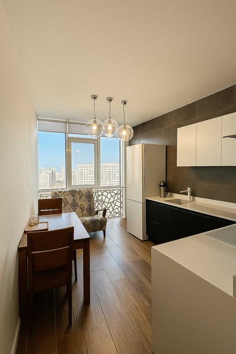 Двухкомнатная квартира 67 кв.м., дорогой ремонт, новый дом возе моря.