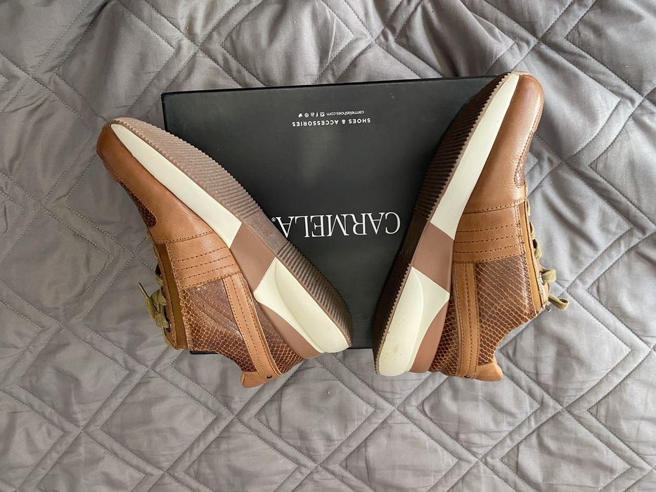 Жіночі шкіряні кросівки Carmela 38 розмір