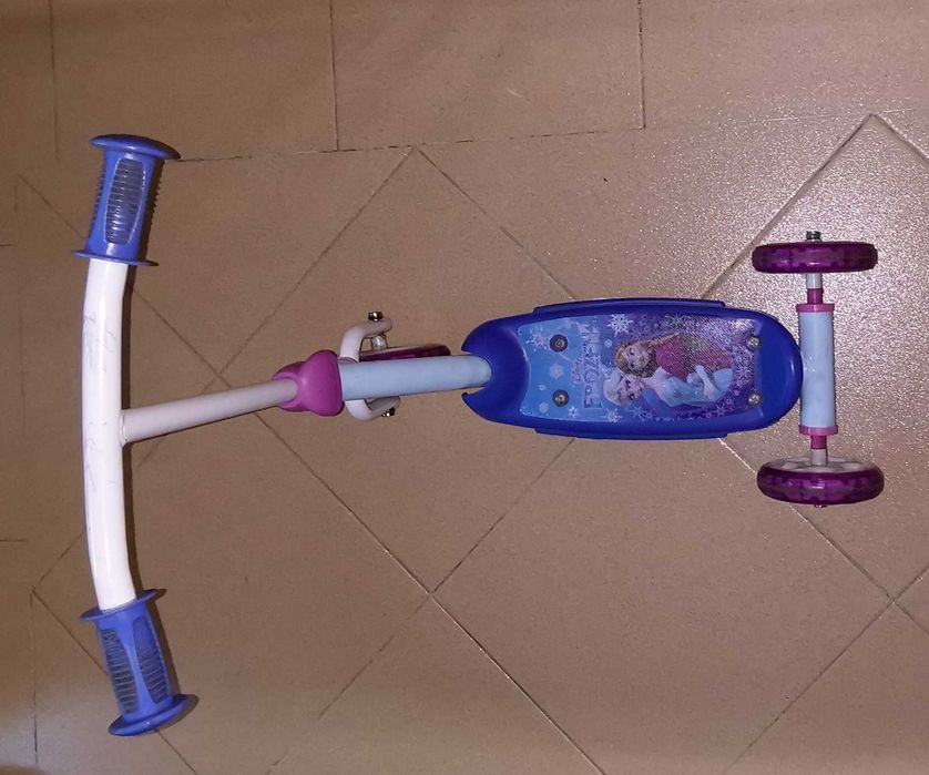 Trotinete frozen de três rodas