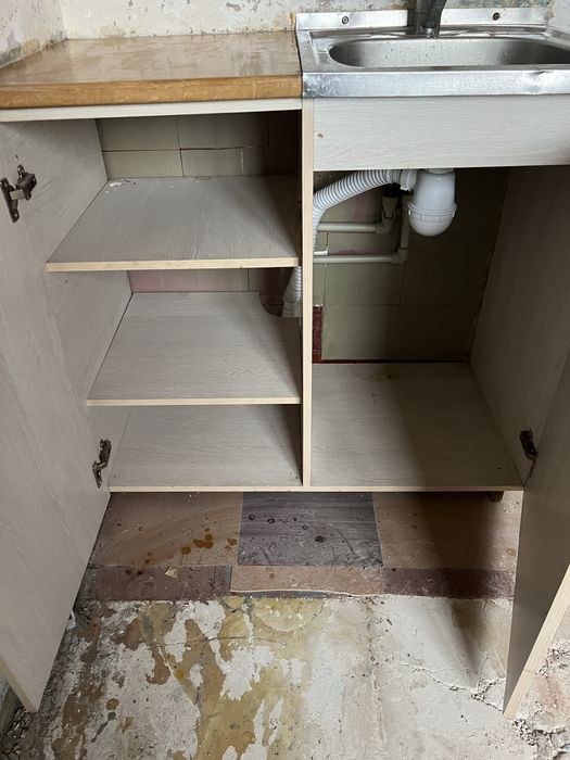 Продам на  кухню б/у 2 навесных шкафа и мойка с тумбой