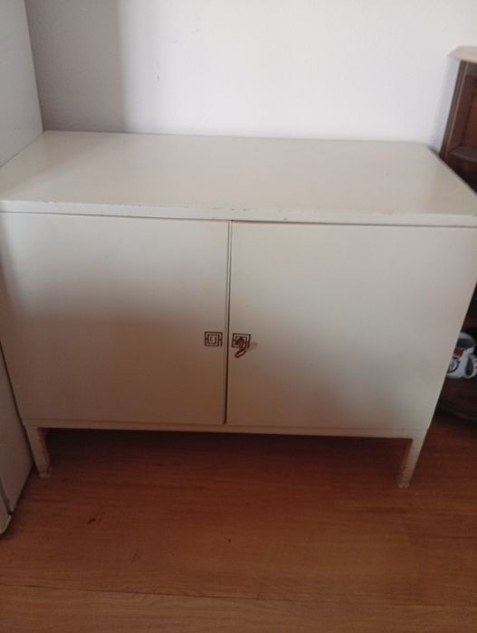 Cómoda  branca chaves