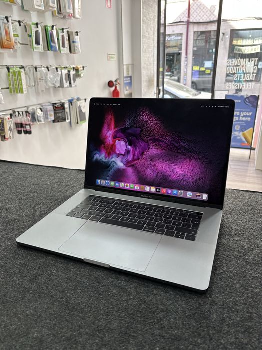 MacBook Pro 15 Core i7 | 512GB | 16GB | Radeon Pro 4GB