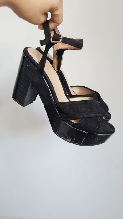 Czarne sandały na słupku wysokiej platformie Zara 38
Obcas 10.5 cm
Kot