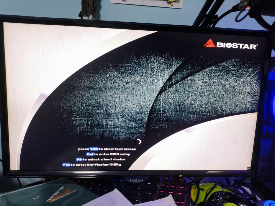 Monitor firmy Samsung model LS24e390 FullHD