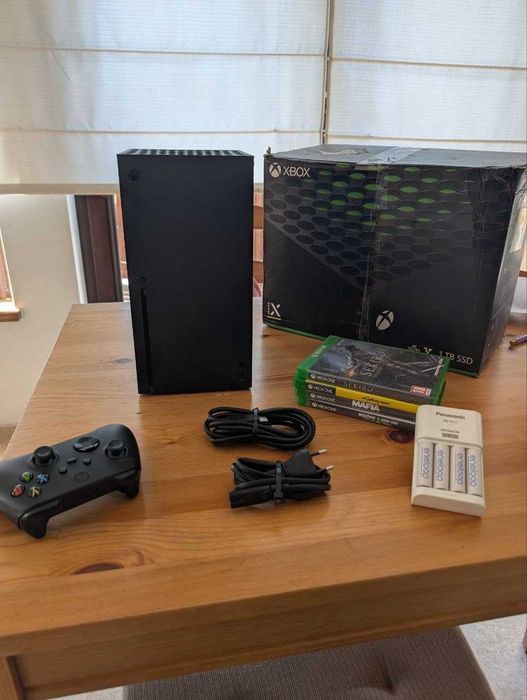 Xbox Series X 1TB + 4 gry + pad + Eneloop z ładowarką + karton