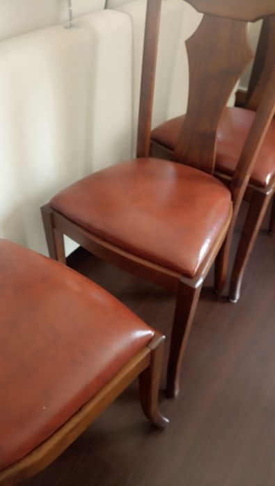 Mesa extensível e cadeiras com tampo em pele