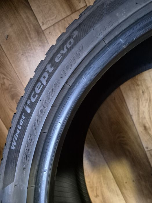 255/40/20 Hankook Para zima 6mm 2020