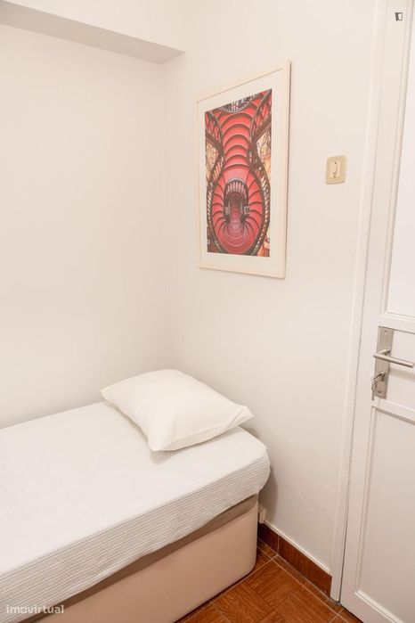 Quarto - localizado em Santa Marinha Porto