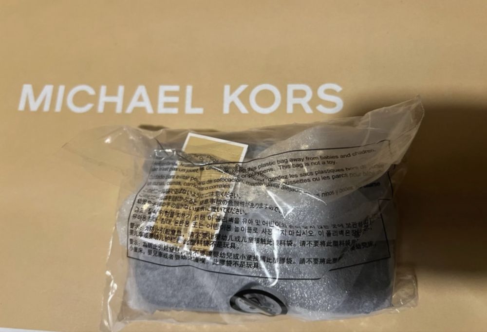 Carteira preto com corrente dourada original michale kors