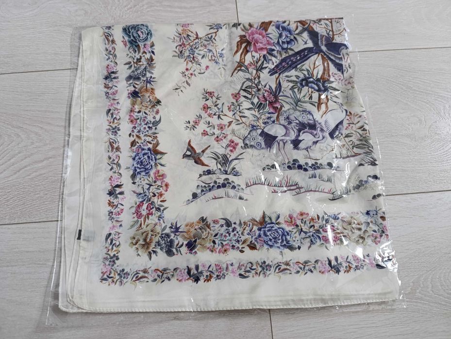 Piękna delikatna apaszka z fajnym nadrukiem