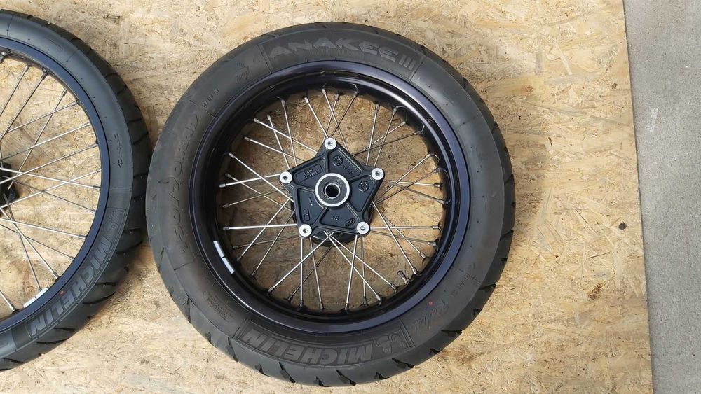 Kolo  felga F800gs 2015r   sprzedajemy  razem  z  opona