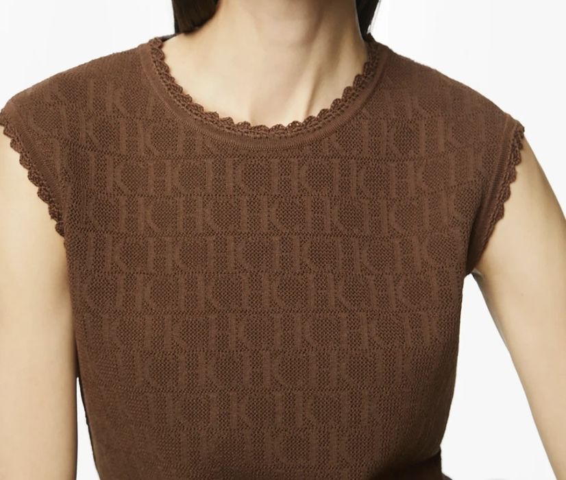 T shirt com logotipo CH