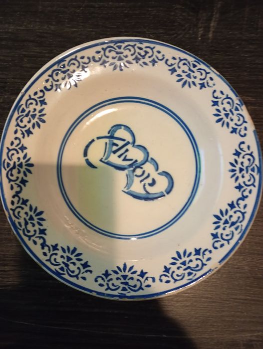 Prato em faiança com dizeres