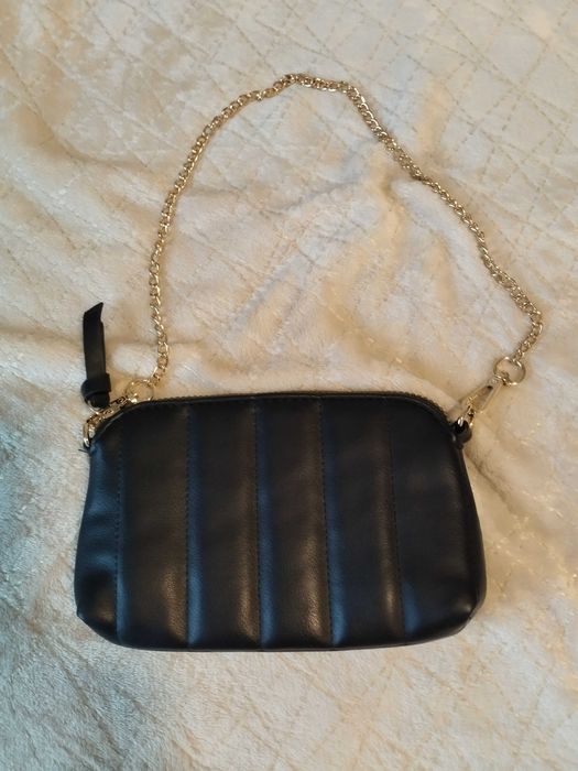 mała czarna torebka, złoty łańcuszek