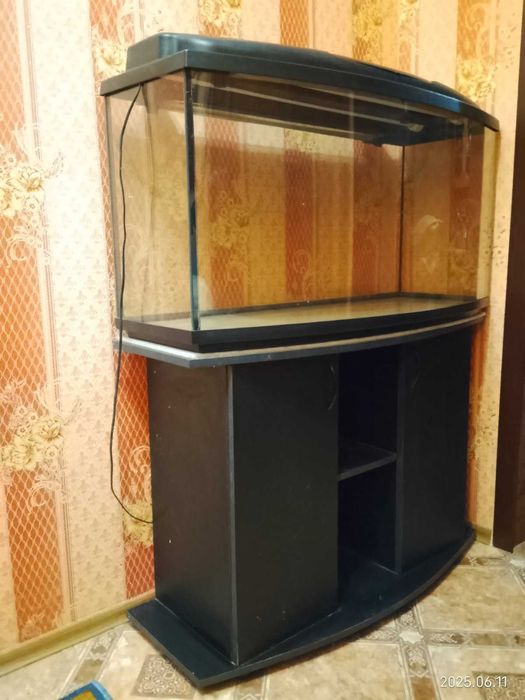ПРОДАМ Акваріум  об'єм  180 літрів форма ОВАЛ  Заводське виготовлення