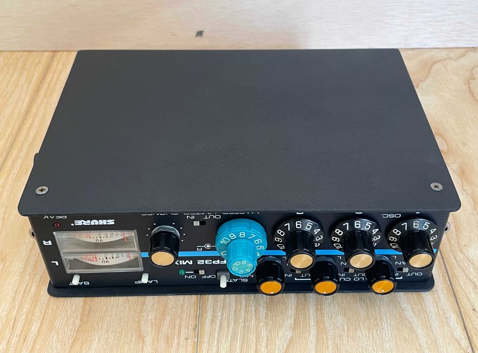 Mesa portátil de mistura e de preamplificação de microfones Shure FP32