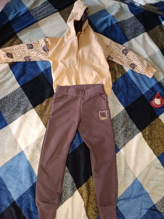 Спортивний костюм на дівчинку