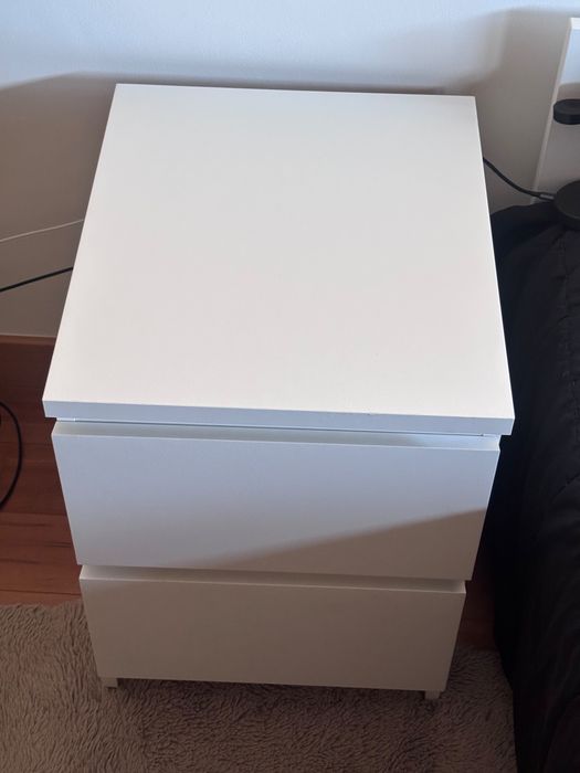 Mesa de cabeceira (Malm)