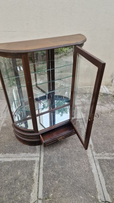 Armário vitrine antigo de vidro biselado.