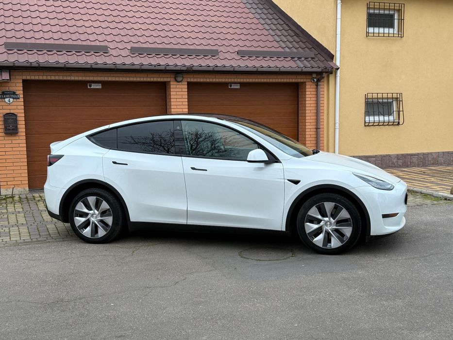 Продаю Tesla model Y