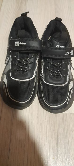 Кросівки на хлопчика дві пари