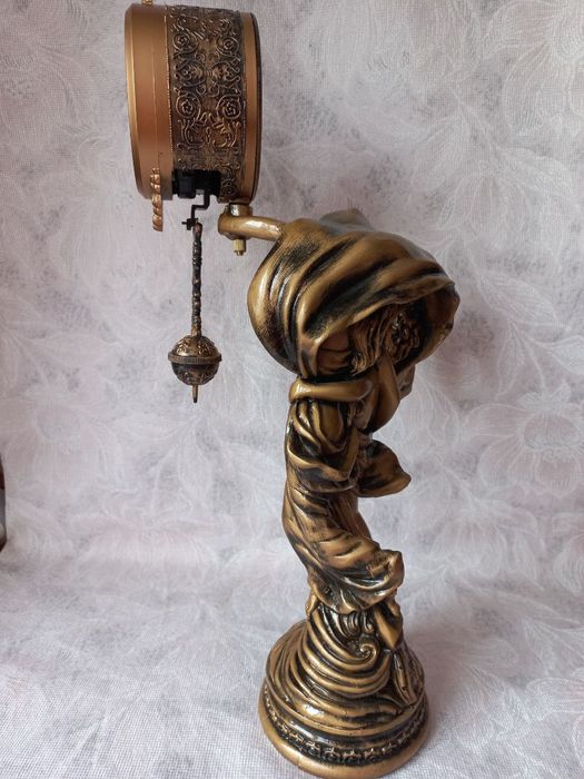 Настільний декоративний годинник