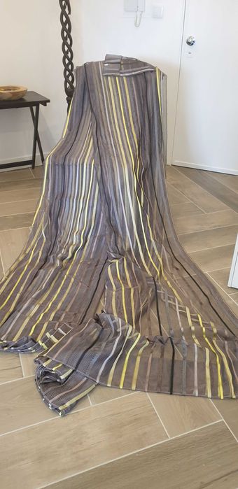 2 cortinas ou cortinados  em rede de organza