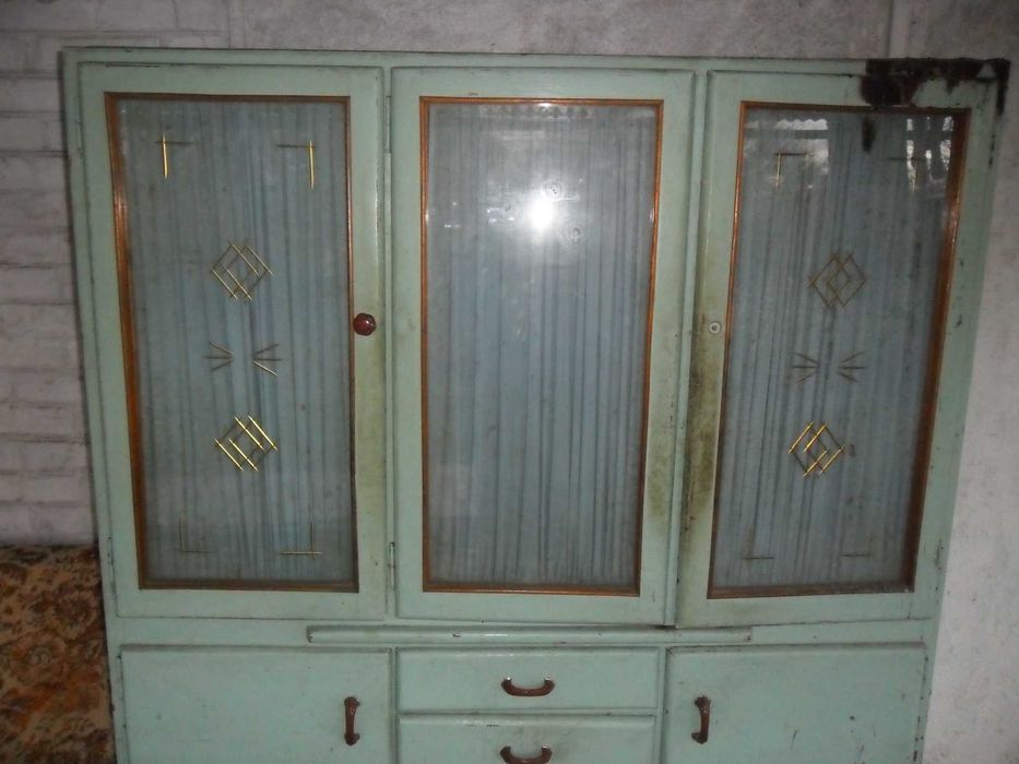 Раритетный антикварный шкаф 40-50-х годов для коллекционеров.