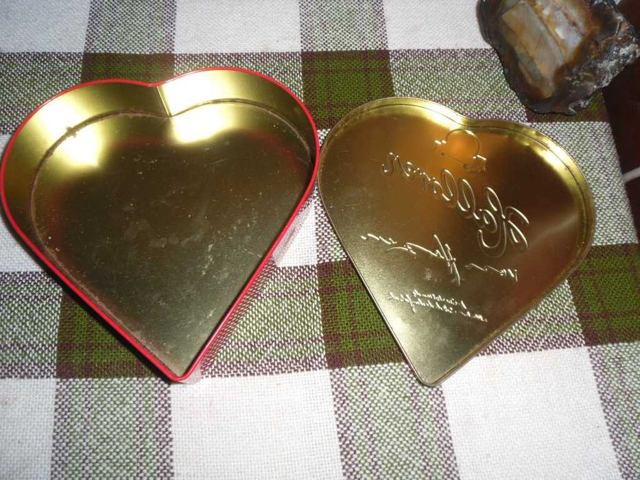 Коробочка металлическая  в форме сердца коллекционная