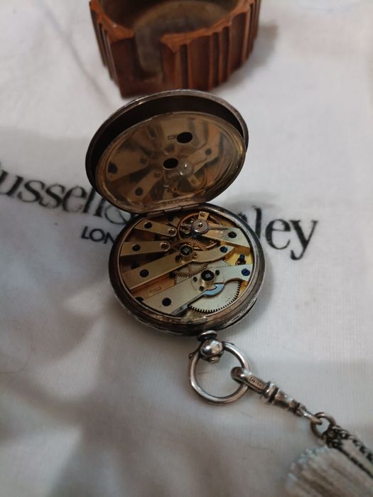 Часы карманные серебряные в футляре с цепочкой