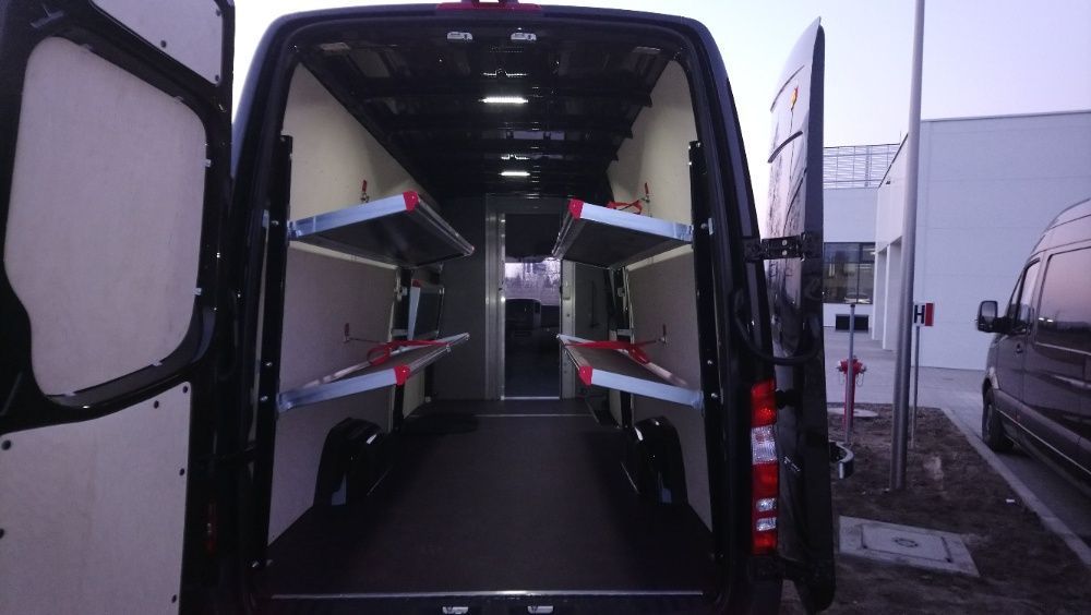 Standardowa zabudowa auta dostawczego Mercedes Sprinter L3H2
