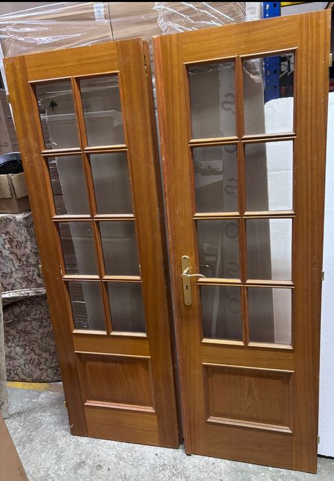 Quatro portas de madeira com vidros e ferragens.