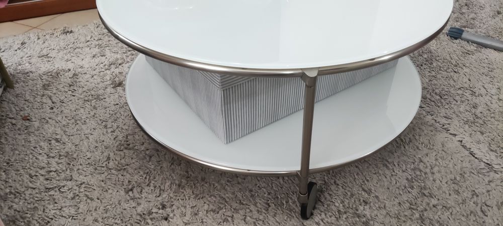 Coffee table in good condition.64585228057857121